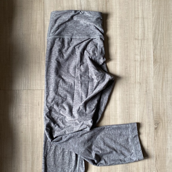 Lululemon cropped leggings in textured grey - Picture 2 of 3